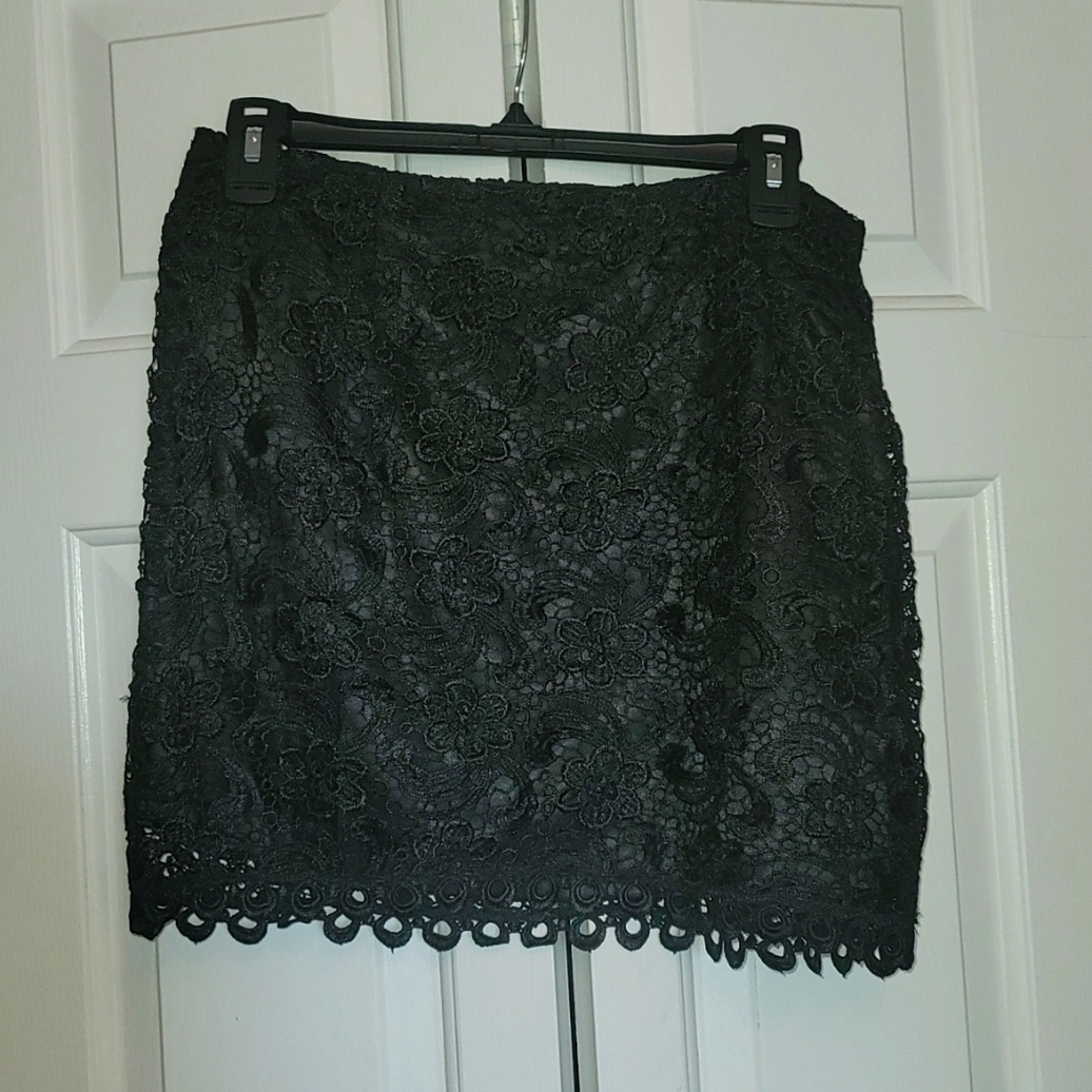 ❤LACE SKIRT NEVER WORN GORGEOUS!!